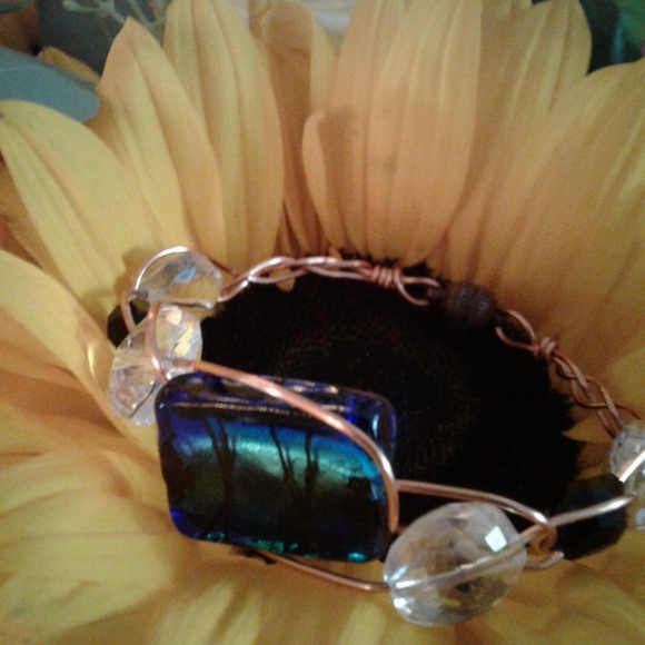 Copper wrap bracelet -revolving blue glass center. - Picture 7 of 8